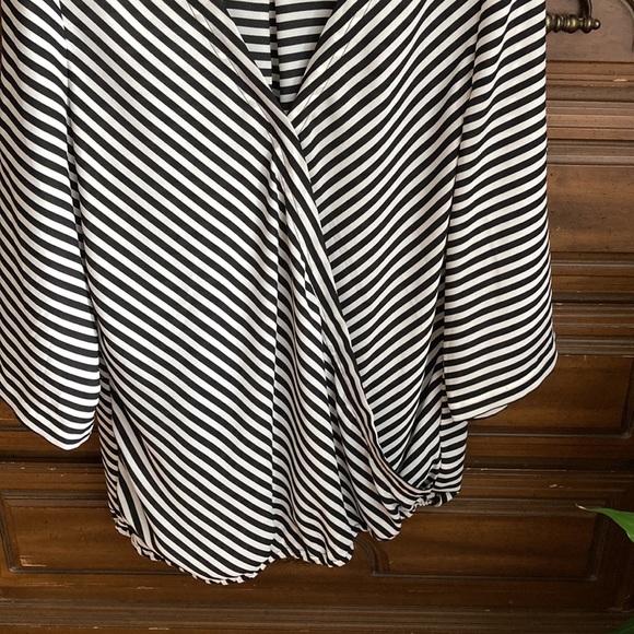 Soho New York & Company Black and White Drapey Blouse Size Medium - Picture 4 of 9